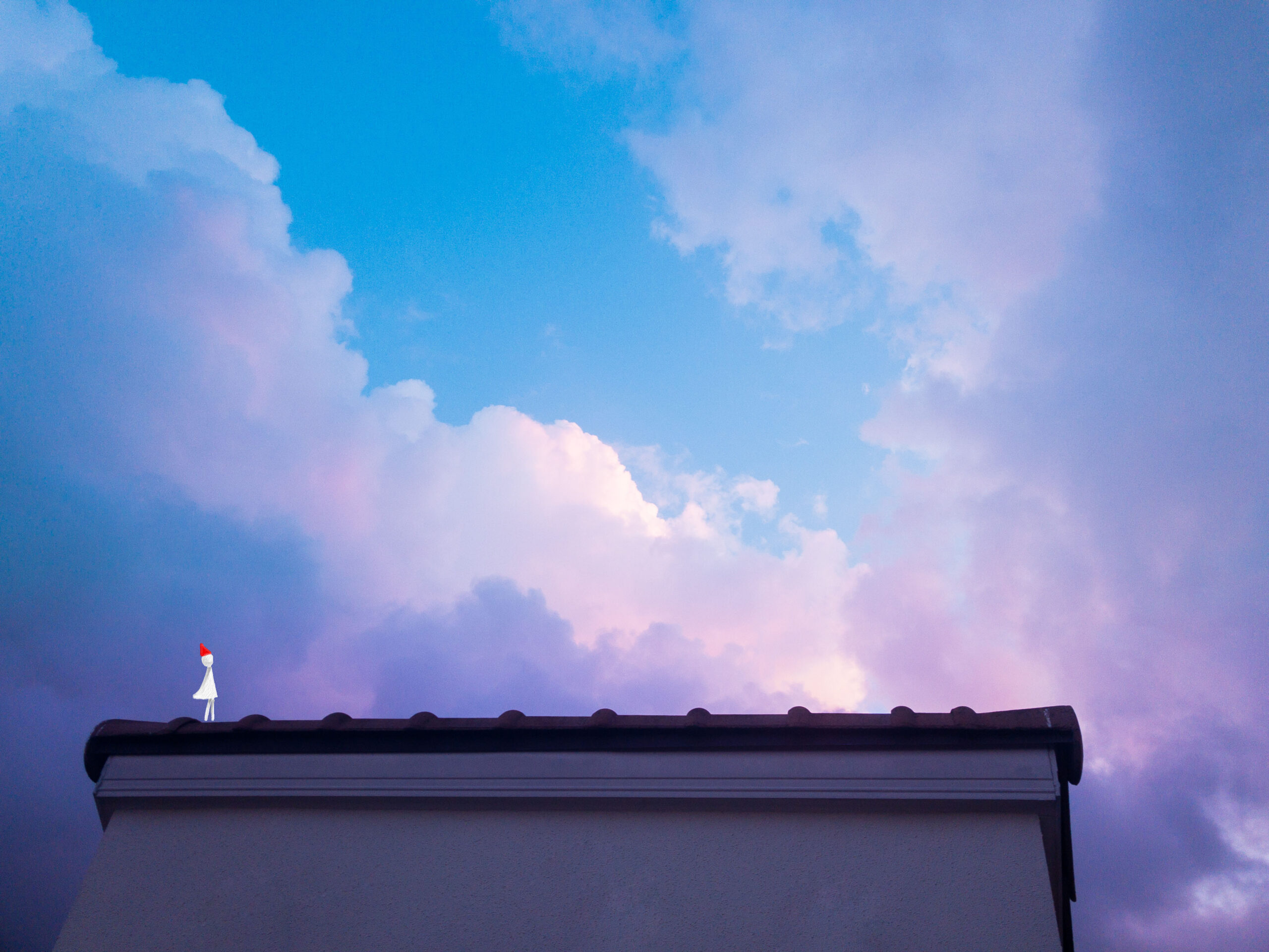 屋根の上から空を見上げる三角帽子の妖精